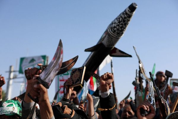 تقرير إسرائيلي: طهران بدأت في نقل أسلحة متطورة إلى "ميليشياتها" في لبنان واليمن والعراق