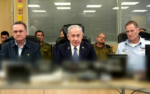 بعد قصف مطار صنعاء.. رئيس الوزراء ووزير الدفاع الإسرائيليان يحذّران طهران