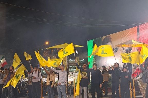 خوشحالی حامیان حکومت از حمله موشکی به اسرائیل با پرچم حزبالله لبنان