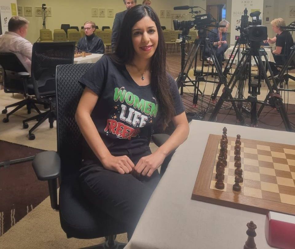 شهره بیات، لباسـی با شعـار «زن، زندگی، آزادی» پوشید و از داوری جهانی محروم شد