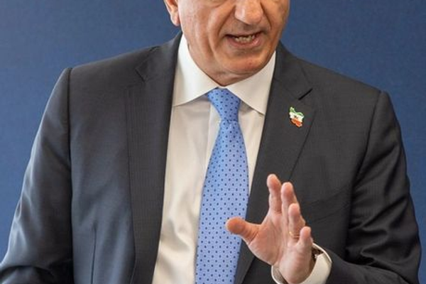 بهلوي: نظام خامنئي لا يهمه بقاء إيران أو احتراقها بالنار