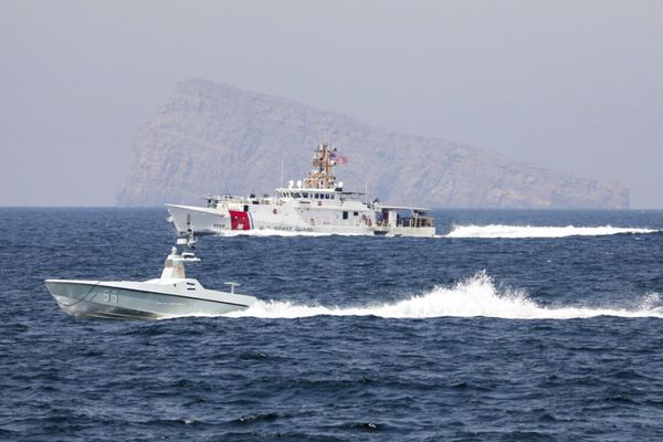 همزمان با تهدید فرمانده نیروی دریایی سپاه؛ صدا و سیما از بستن موقت تنگه هرمز خبر داد