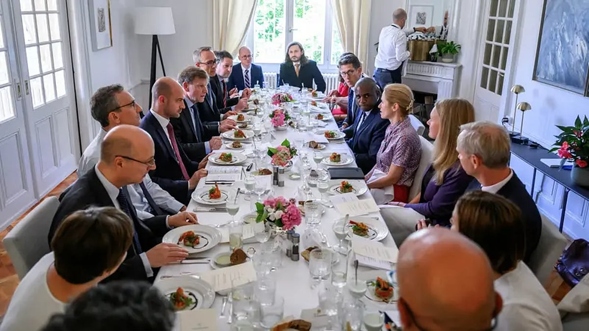 انتهاء اجتماع جنيف بين إيران والترويكا الأوروبية بتأكيد منع إيران من امتلاك أسلحة نووية