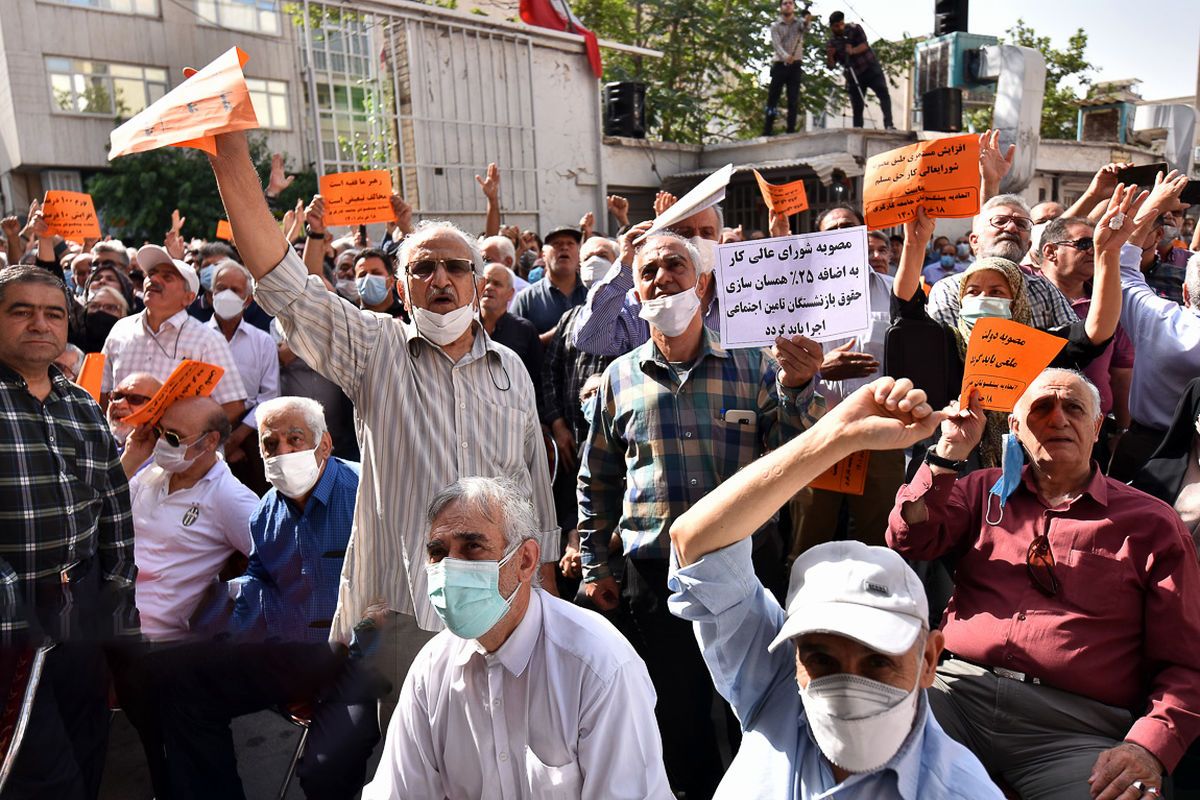 شرق: چالش‌های بزرگ اجتماعی ناشی از بحران صندوق‌های بازنشستگی در پیش است