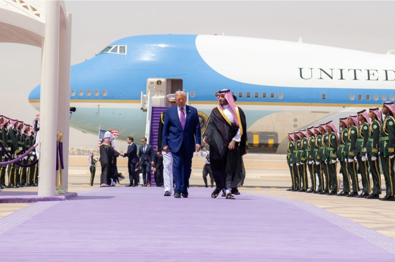 فرش بنفش، شترهای غول‌پیکر و سایبرتراک‌های سرخ؛ روایتی شخصی از سفر خاورمیانه ترامپ