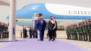 فرش بنفش، شترهای غولپیکر و سایبرتراکهای سرخ؛ روایتی شخصی از سفر خاورمیانه ترامپ