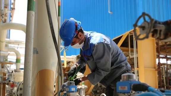 Photo showing a technician in an Iranian refinery