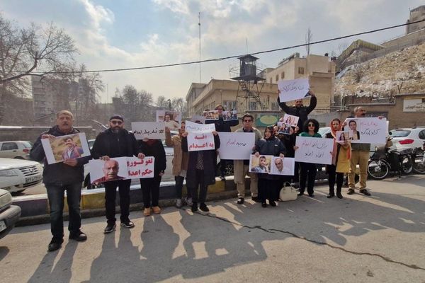 Activists, families of death row prisoners protest outside Tehran prison