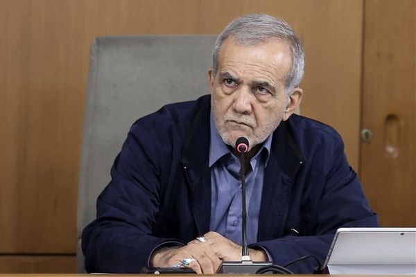 الرئيس الإيراني: رفع سعر البنزين ضرورة.. لكنه ليس سهلا