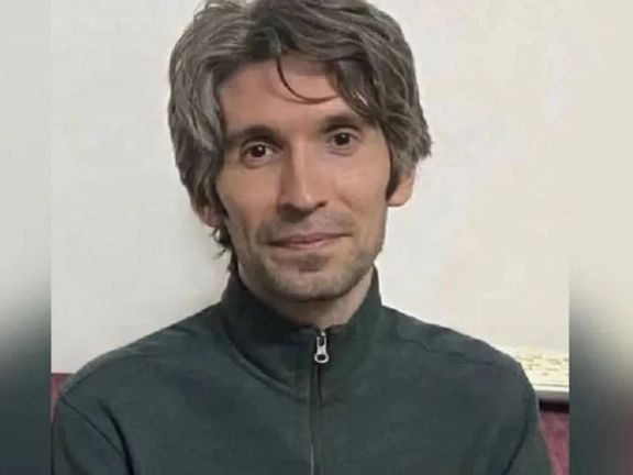 تماس تلفنی آرش صادقی، زندانی سیاسی، به مدت دو ماه ممنوع شده است