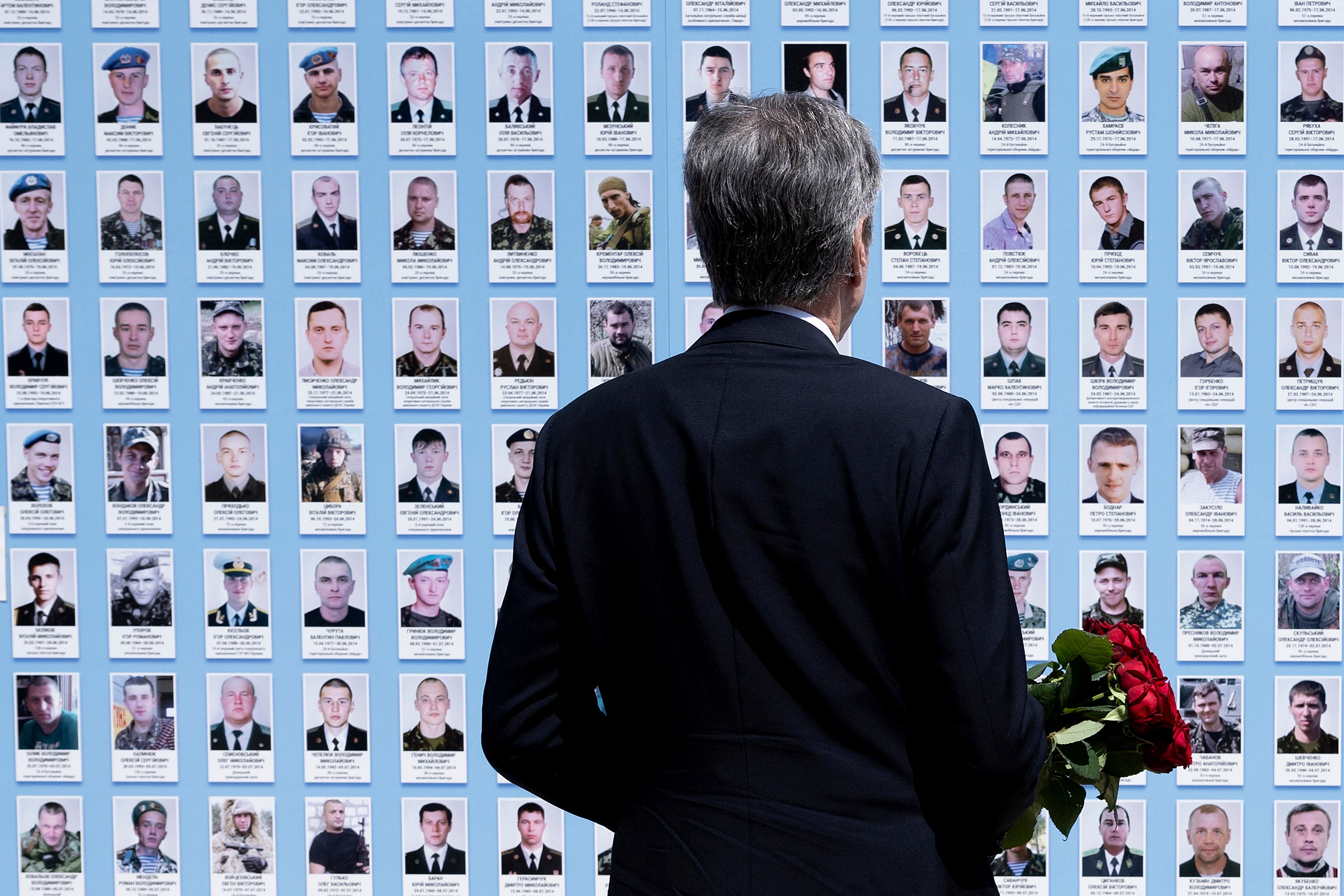 ادای احترام آنتونی بلینکن، وزیر امور خارجه آمریکا به کشته‌شدگان جنگ اوکراین، کی‌یف، ۲۶ اردیبهشت