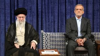 هل تؤدي "الخلافات العلنية" بين خامنئي وبزشكيان إلى "السقوط المحتمل" للنظام الإيراني؟