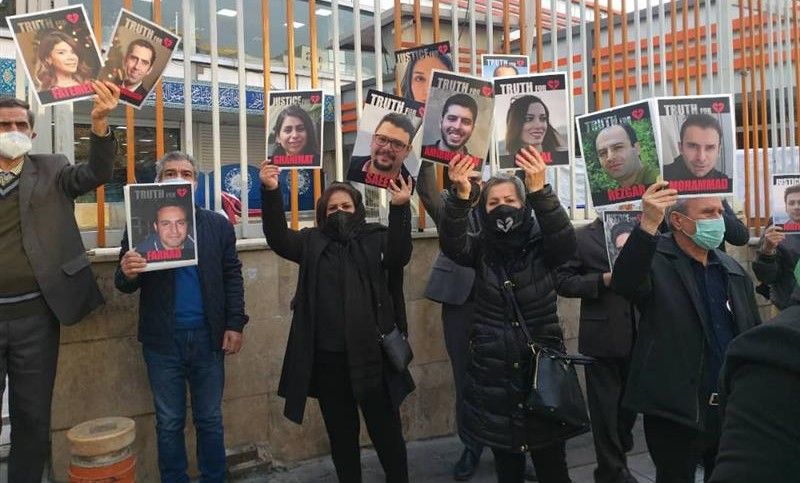 ضرب و شتم خانواده‌های جان‌باختگان هواپیمای اوکراینی در تجمع اعتراض به حمله روسیه