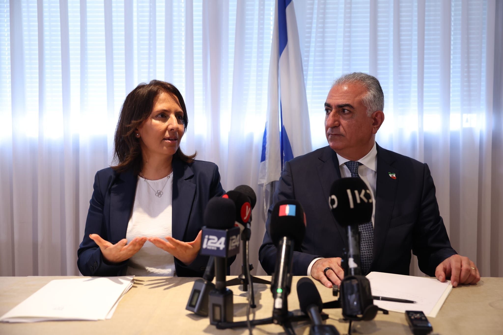 Israeli Intelligence Minister Gila Gamliel (leeft) and Iranian exiled Prince Reza Pahlavi in Tel Aviv, Israel