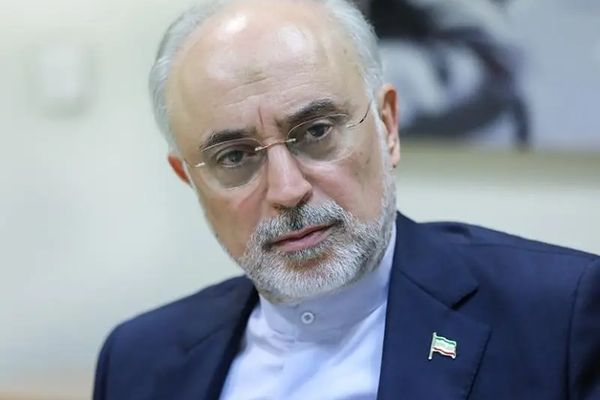 رئيس منظمة الطاقة الذرية الإيرانية السابق يلوح بإمكانية حصول طهران على قنبلة ذرية