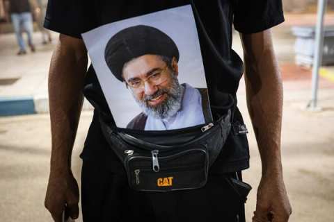 پس از جنجال استعفا، دفتر مجتبی خامنهای واکنش او به «نامه» پزشکیان را تکذیب کرد