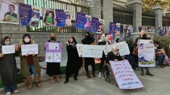 گروهی از مبتلایان به اسامای و خانوادههایشان برای سومین روز مقابل مجلس تجمع کردند