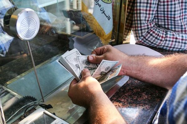الدولار بلغ 125 ألف تومان و"إمامي" تتجاوز 132 مليونا.. أسعار العملات والذهب تشتعل في إيران