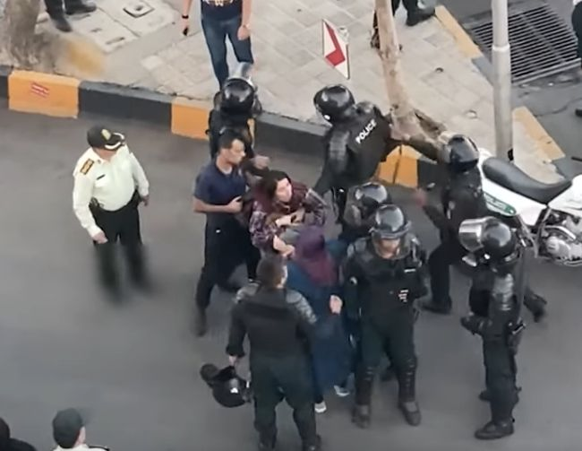 اختصاصی ایران‌اینترنشنال؛ آزار زنان بازداشت شده در خیزش سراسری به وسیله ماموران امنیتی