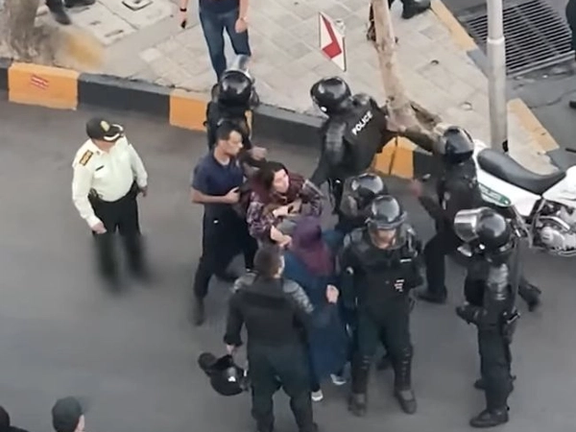 اختصاصی ایراناینترنشنال؛ آزار زنان بازداشت شده در خیزش سراسری به وسیله ماموران امنیتی