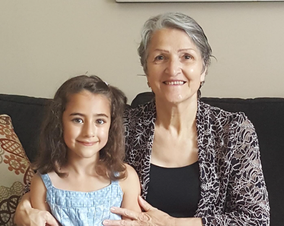 حامد اسماعیلیون: پاسپورت مادرم را توقیف و پدر و مادرم را ۶ ماه ممنوعالخروج کردهاند