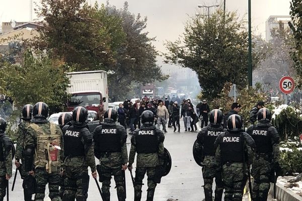 چرا با گذشت شش سال هنوز نمیدانیم جمهوری اسلامی در اعتراضات آبان خونین ۹۸ چند نفر را کشت؟