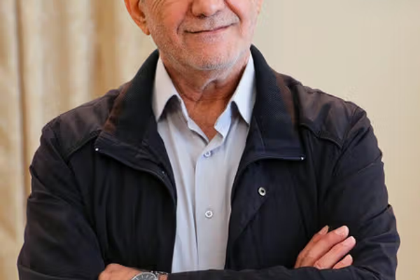 رغم الخسائر العسكرية.. الرئيس الإيراني يشيد "بدور قوات الدفاع في البلاد"