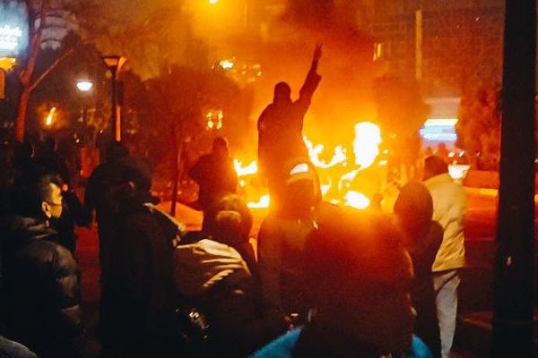 برلماني إيراني يؤكد مقتل متظاهرين أمام مقار "الباسيج" والشرطة