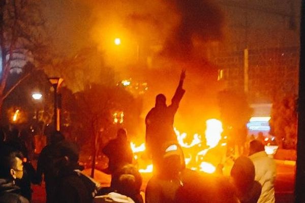 برلماني إيراني يقرّ بمقتل آلاف المحتجين أمام مقار "الباسيج" والشرطة ويتهم أميركا وإسرائيل