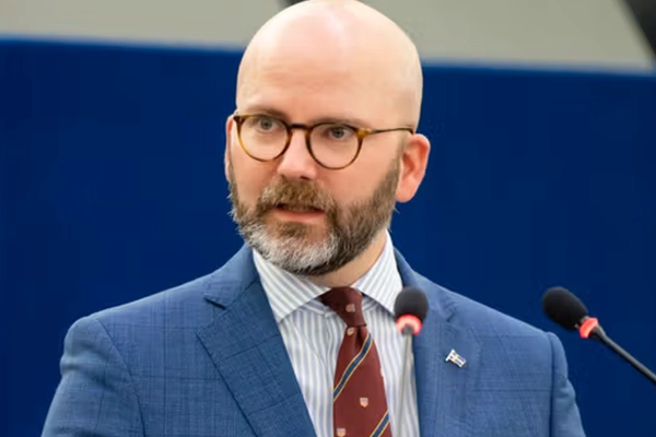 نماینده پارلمان اروپا از مسئول سیاست خارجی اتحادیه اروپا خواست با شاهزاده پهلوی دیدار کند