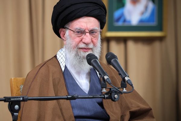 خامنئي: إيران تتقدّم رغم الأزمات والشعب أحبط محاولات "الأعداء" لتغيير هويتها