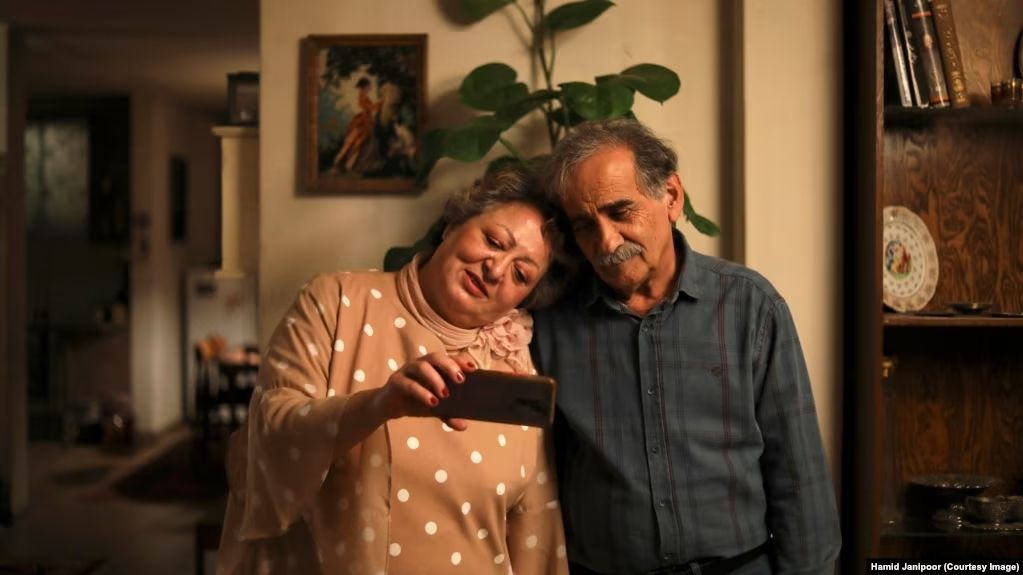 Esmail Mehrabi and Leili Farhadpour in a scene from the film "My Favorite Cake."