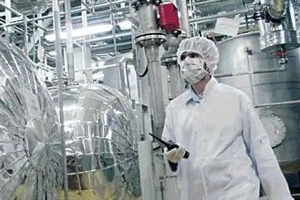 صحيفة إيرانية تعترف بوجود تلوث نووي.. بسبب "أعمال تخريب أو هجمات عدائية"