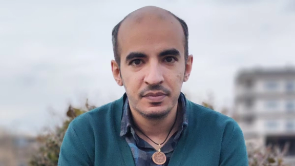 سجين سياسي إيراني: تهمتي إهانة الخميني وخامنئي والدعاية لصالح إسرائيل