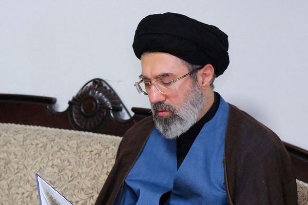مجتبى خامنئي: أصدرتُ الإذن بتوقيع "مذكرة التفاهم" مع أميركا.. رغم اختلافي في الرأي