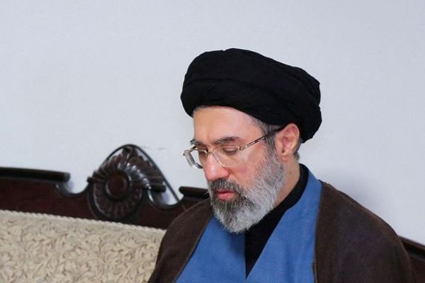 مجتبی خامنهای: با وجود نظر متفاوت، اجازه امضای تفاهمنامه با آمریکا را صادر کردم