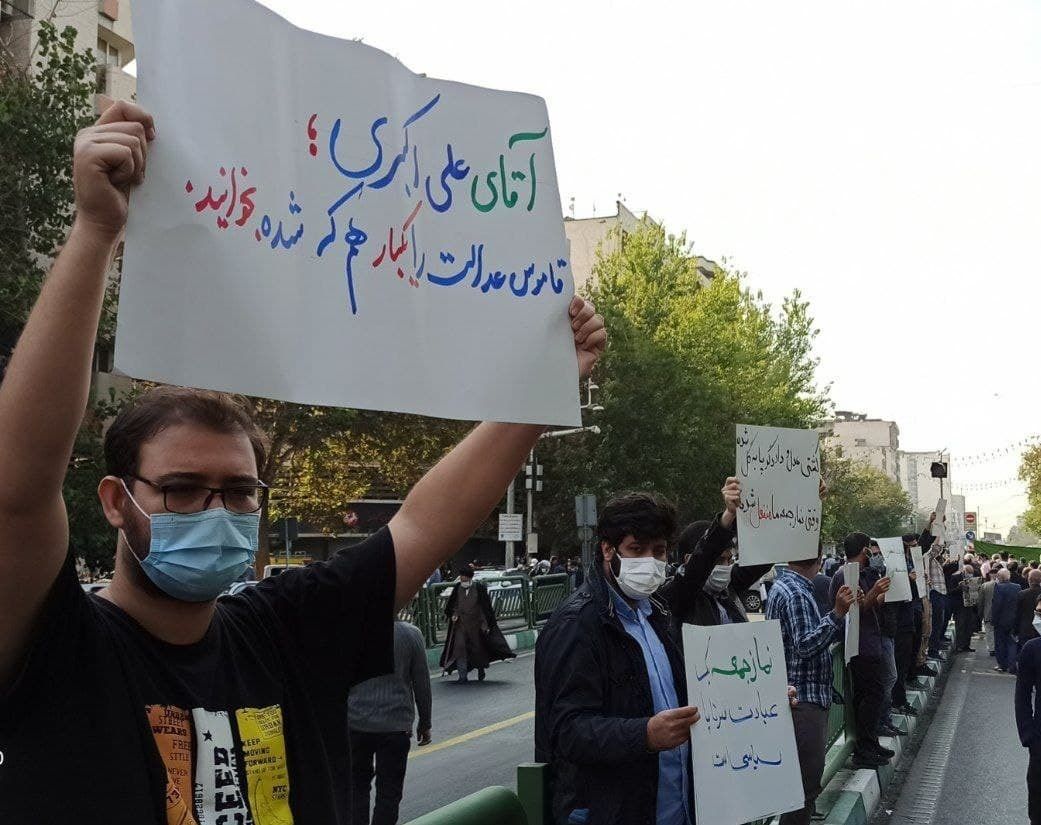 تجمع در اعتراض به ممنوع شدن اعلام مصادیق فساد در نمازهای جمعه