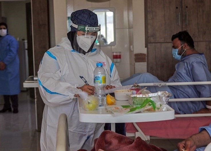 روزنامه اعتماد از احتمال حذف غذای گرم بیماران در بسیاری از مراکز درمانی خبر داد