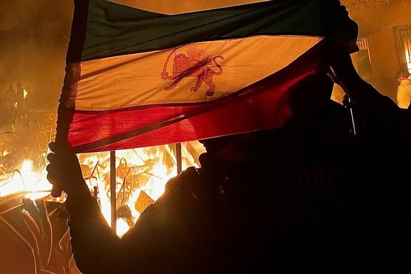 انتقدوا الوضع القائم منذ قرابة نصف قرن.. 266 سينمائيًا إيرانيًا: ندين قمع احتجاجات الشعب