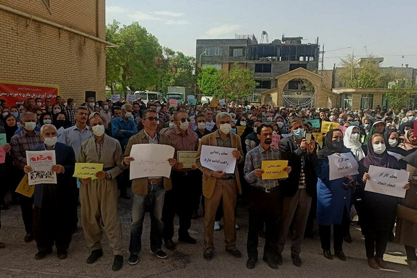 نامه نرگس محمدی به گزارشگر سازمان ملل: فعالیت صنفی معلمان در همه دولتها سرکوب شده است