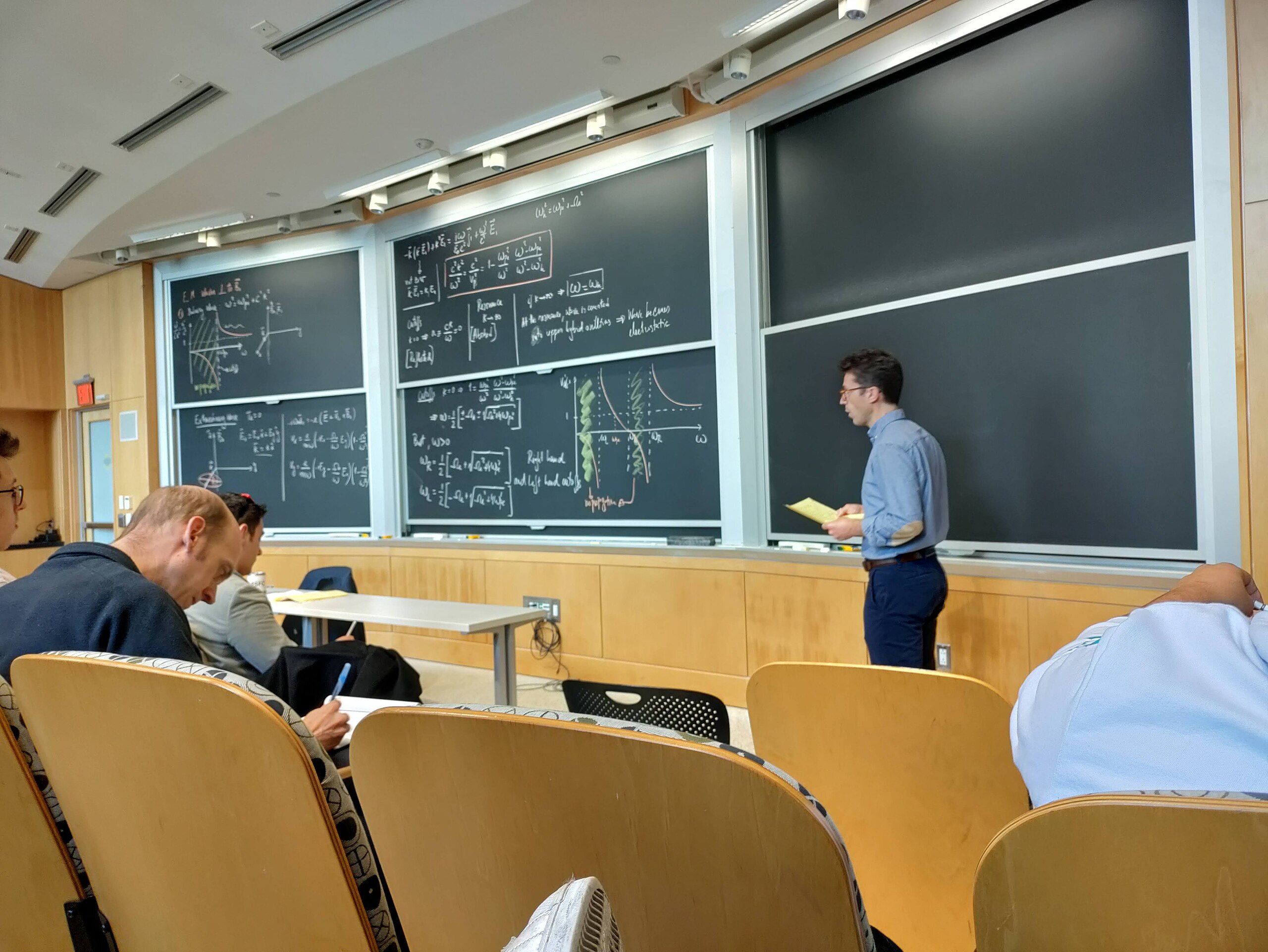 "معاريف": إسرائيل تحقق في احتمالية تورط إيران في مقتل عالِم نووي بأميركا