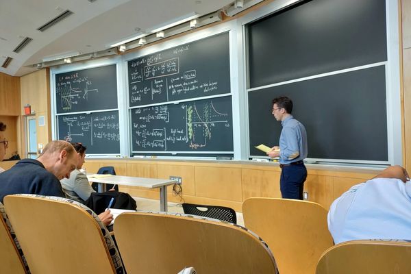 "معاريف": إسرائيل تحقق في احتمالية تورط إيران في مقتل عالِم نووي بأميركا