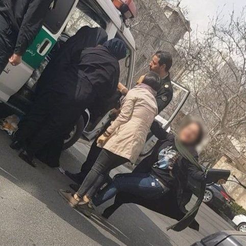 تهديد النساء الرافضات للحجاب الإجباري في إيران بالتجريد من الجنسية