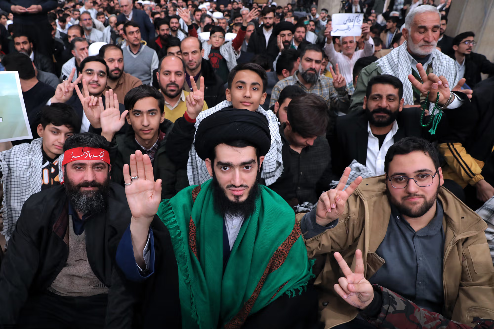 افراد حاضر در دیدار روز ۱۹ دی با علی خامنه‌ای، رهبر جمهوری اسلامی