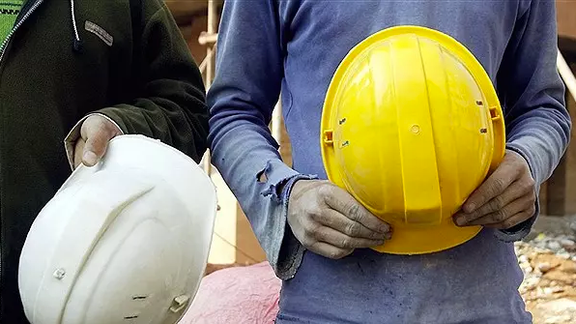 خبرگزاری ایلنا: یک کارگر به دلیل نداشتن ۷۰ میلیون تومان برای درمان چشمش خودکشی کرد