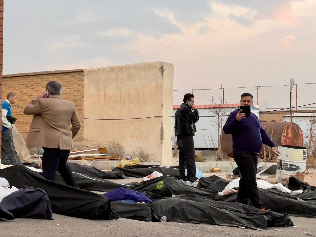 "الغارديان": دفن جماعي لجثث المتظاهرين في إيران لإخفاء عدد القتلى الحقيقي