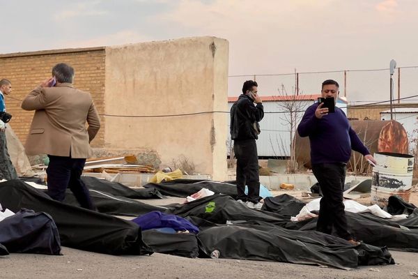 "الغارديان": دفن جماعي لجثث المتظاهرين في إيران لإخفاء عدد القتلى الحقيقي