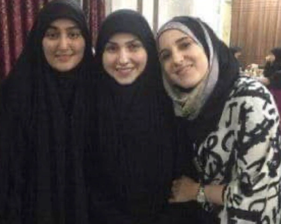 تصویری که پس از مصاحبه کواکبیان در فضای مجازی پربازدید شده است. از راست به چپ: کاترین شکدم، فاطمه مغنیه، فرزند عماد مغنیه و زینب سلیمانی، فرزند قاسم سلیمانی./ تاریخ، مکان و منشاء تصویر مشخص نیست.