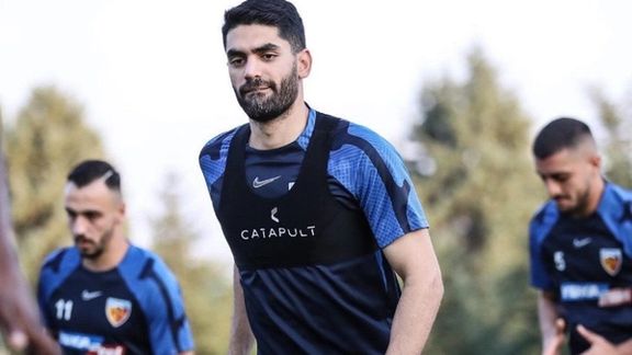 علی کریمی در اعتراض به وضعیت وخیم اقتصادی: به عنوان یک ایرانی، فقط باید بمیریم؟