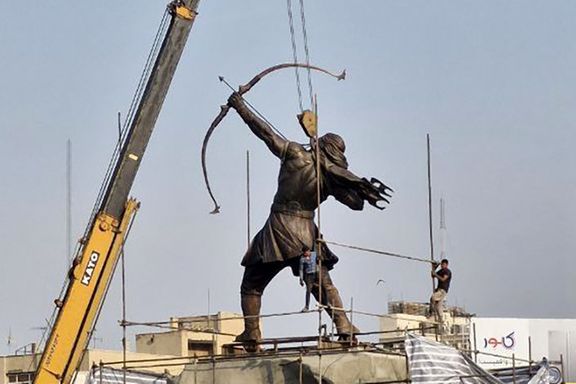 بیستم خرداد، دو روز پیش از آغاز حملات اسرائیل، به طور ناگهانی و از پیش اعلام نشده، یک مجسمه از آرش کمانگیر در میدان ونک تهران نصب شد.